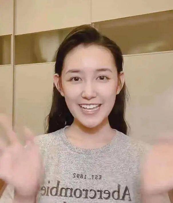 原创蒋依依才20岁就显老素颜出镜气色差被指撞脸高露热依扎