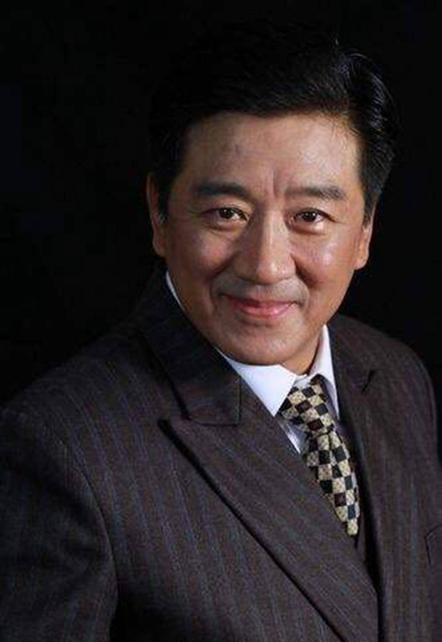 相比爱情丰富的王志文,与初恋妻子相爱30年的丁勇岱,才是好男人_生活