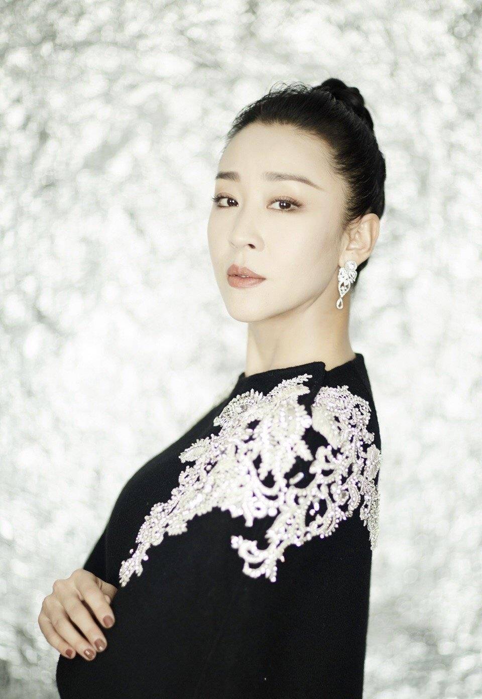 原创苗圃气场可真强穿黑色披风裙霸气冷艳真是被她美到了