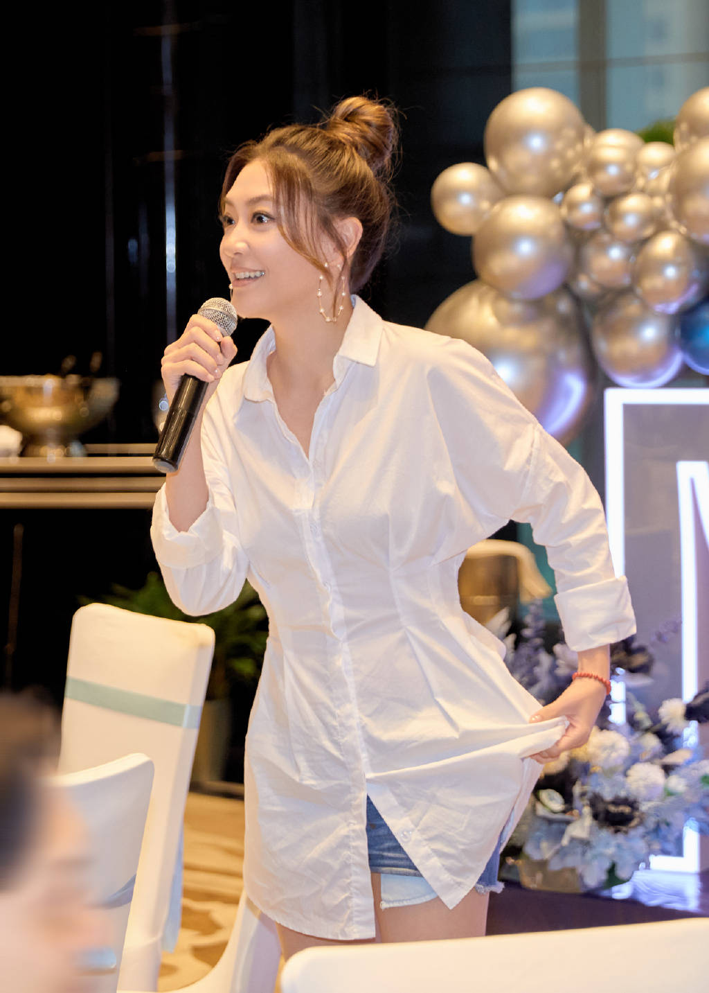 陈小春与岳父罕见同框,翁婿相差6岁却似两代人
