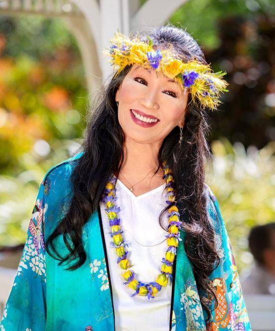 70岁张蕙兰依旧活跃在瑜伽舞台,大宗师风范,传递健康美好生活_动作