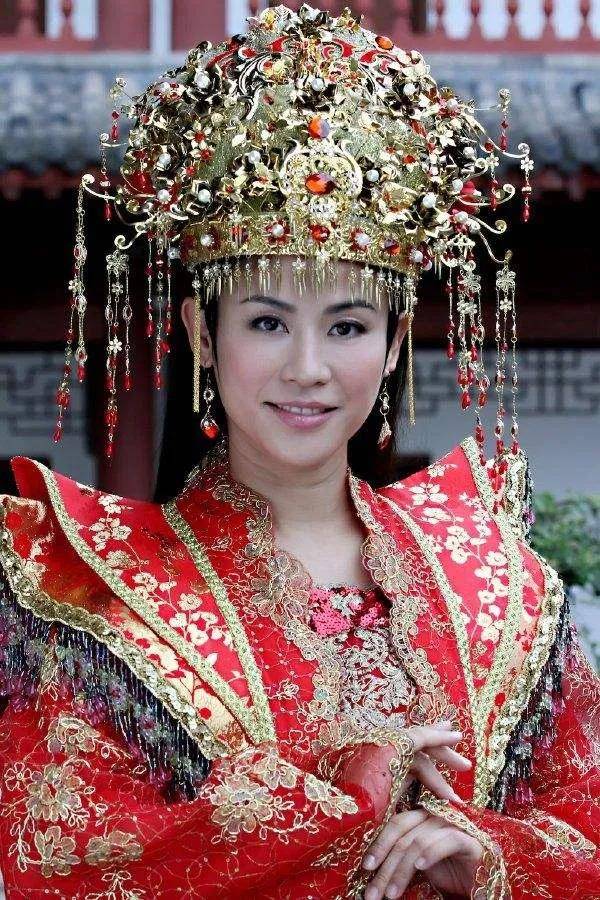 出自:《薛平贵与王宝钏》角色介绍:唐懿宗时期朝中宰相王允的女儿.