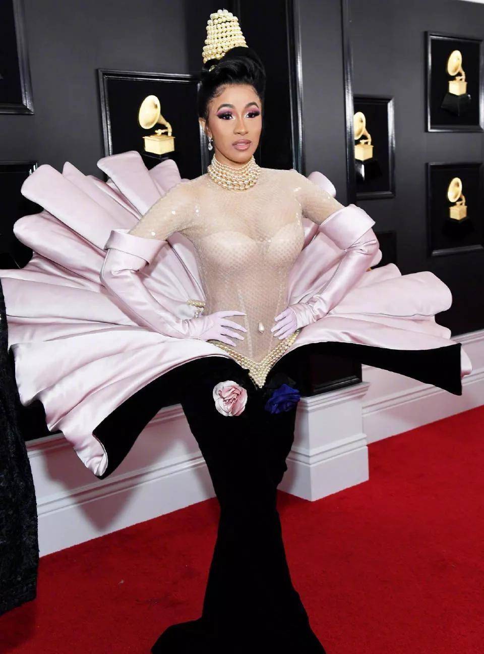 原创卡姐红毯上挺能整活带黄金面具现身化作深海贝壳精