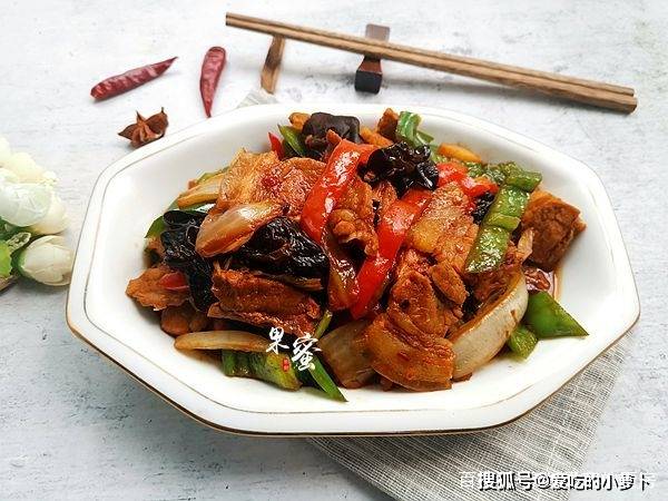 五花肉與白菜,這一次是炒著吃,而五花肉是以回鍋肉做法類似,回鍋肉