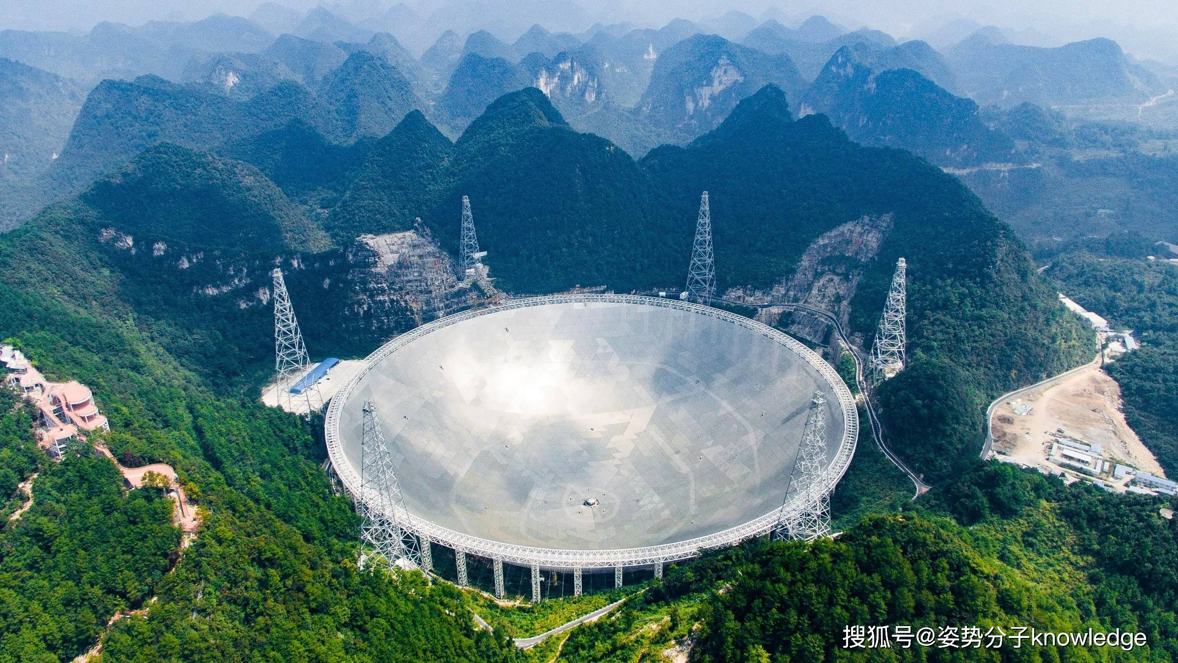 中国天眼是凭借一己之力获得了500米的口径,中国复眼则是多个雷达通力