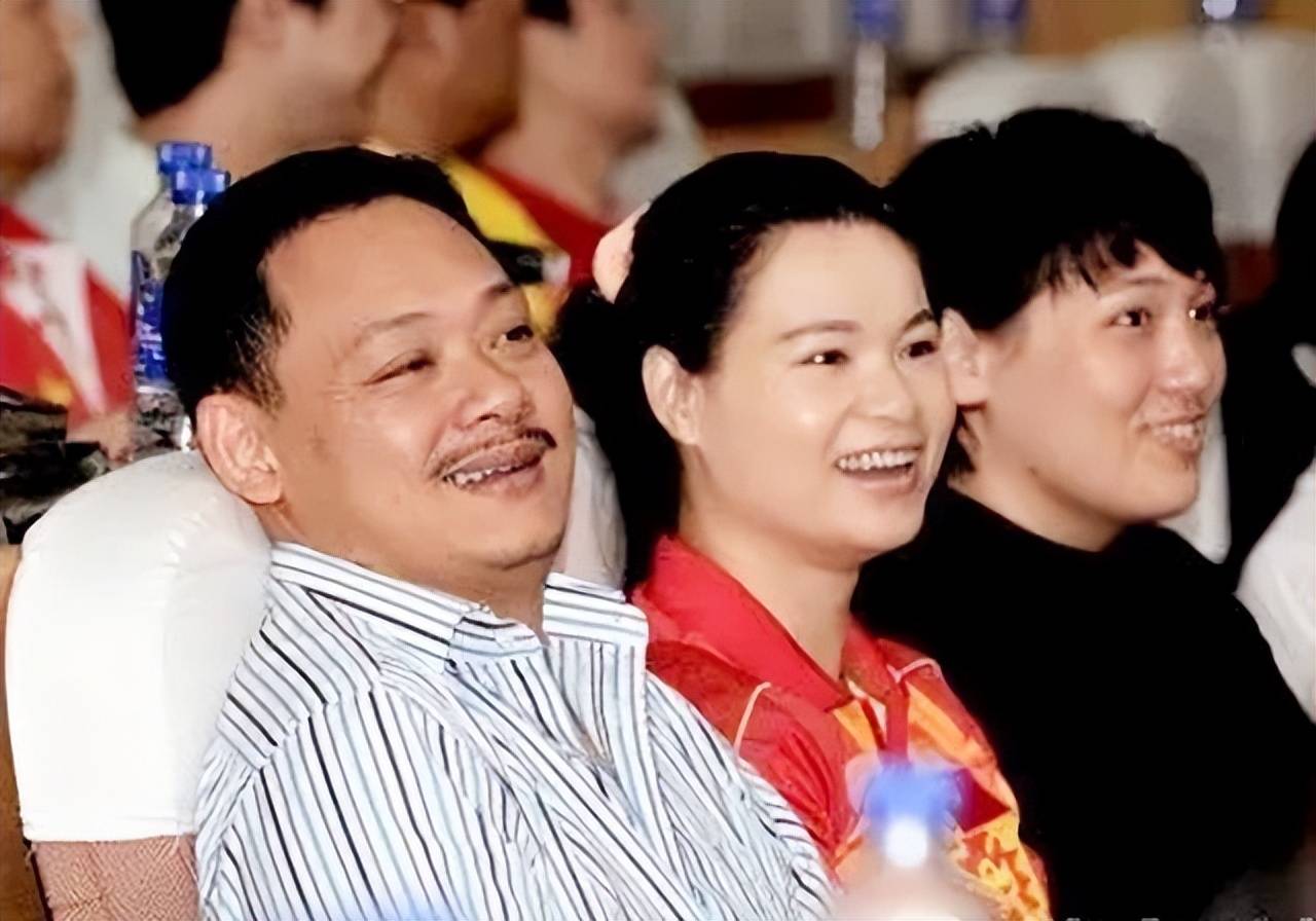 举重比赛结束后,占旭刚第一时间向姚健求婚,这段爱情长跑终于迎来结局