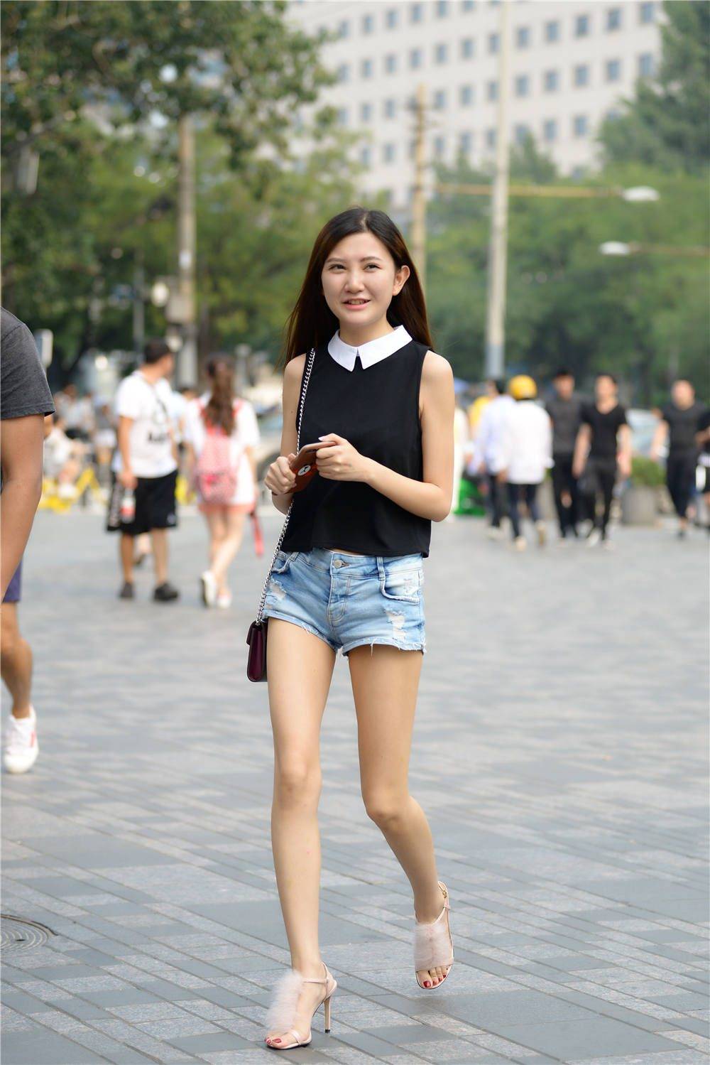 牛仔短裤搭配细高跟凉鞋人家身材为什么那么苗条有秘诀吗