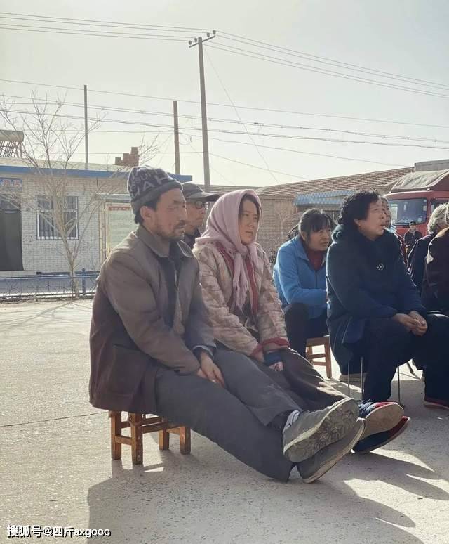 海清去农村拍戏惹争议,网友不满媒体吹捧敬业