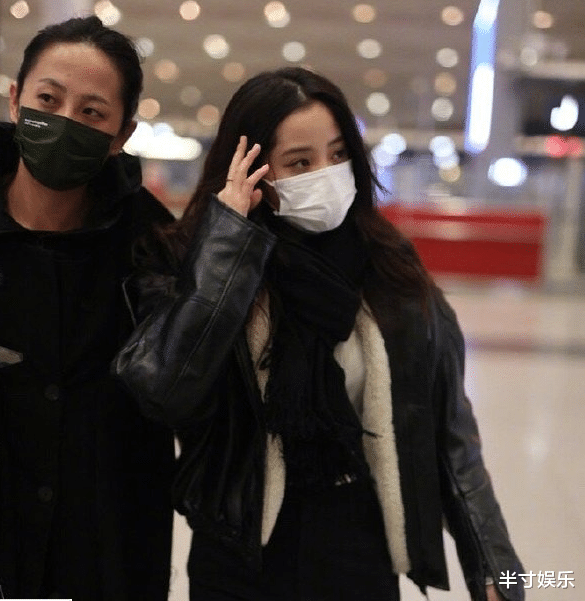 原创欧阳娜娜机场遭陌生男子骚扰扯头发拉胳膊甚至询问可以亲她么