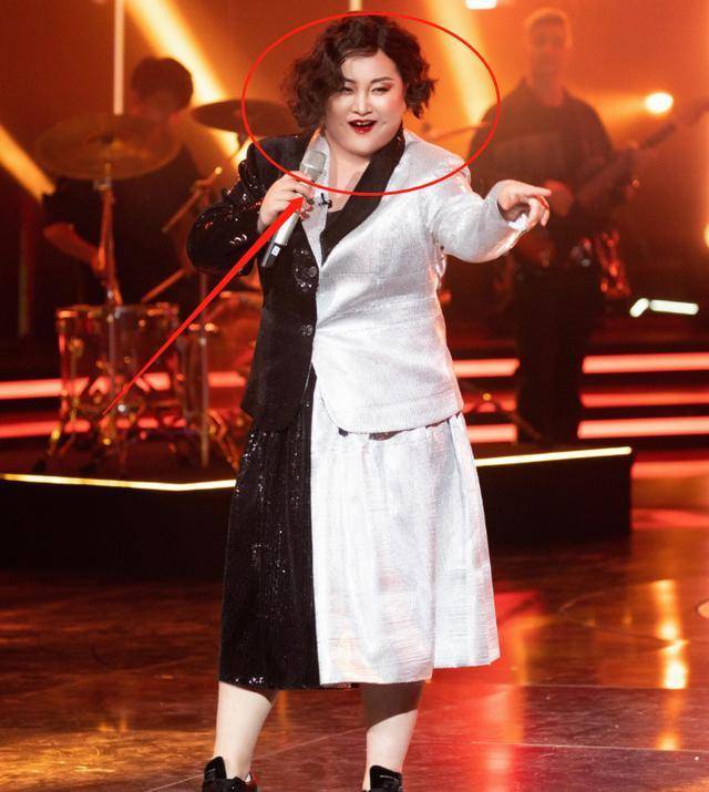 《百变大咖秀》的最新一季中,贾玲就以模仿歌手jessiej的身份出现了