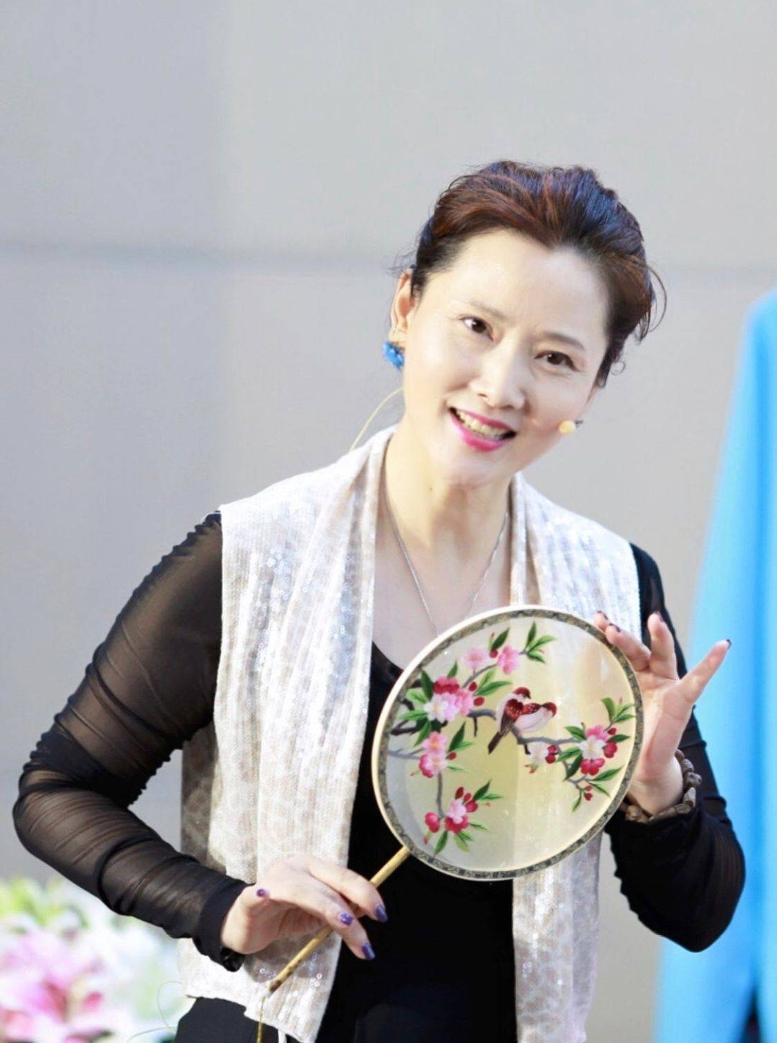 原创中年女人放弃黑长直吧选这些发型更显气质看何赛飞就知道