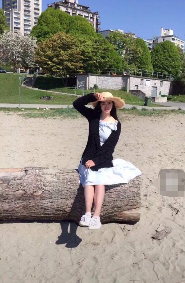 网友温哥华偶遇王祖贤,戴口罩长发飘飘宛如少女,签名但拒绝合影_生活