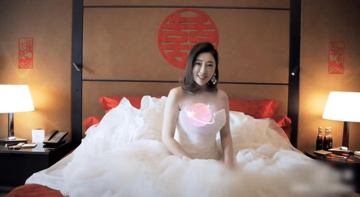 51岁海一天庆结婚4周年,紧搂漂亮老婆秀恩爱,夫妻同框如两代人_刘帅