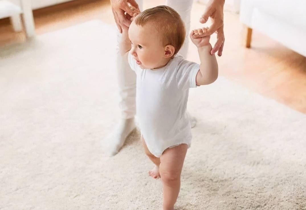 宝宝的这些情况,暗示其运动发育迟缓,比其他同龄宝宝落后不少
