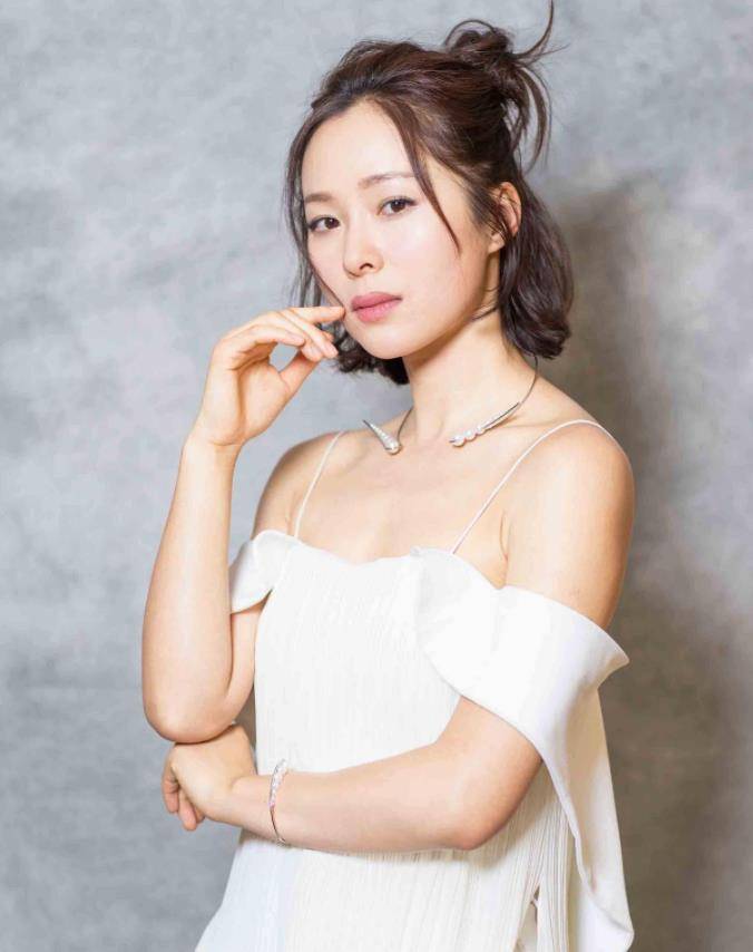 原创江一燕真自信穿吊带裙身材口仅靠别针连起来意外有了高级感