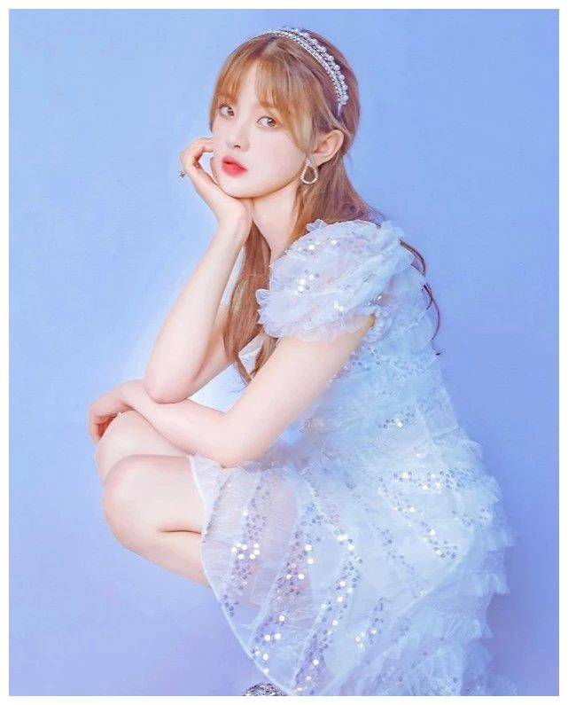 穿上"水晶裙"的杨超越,变身为芭比公主,这女的颜值