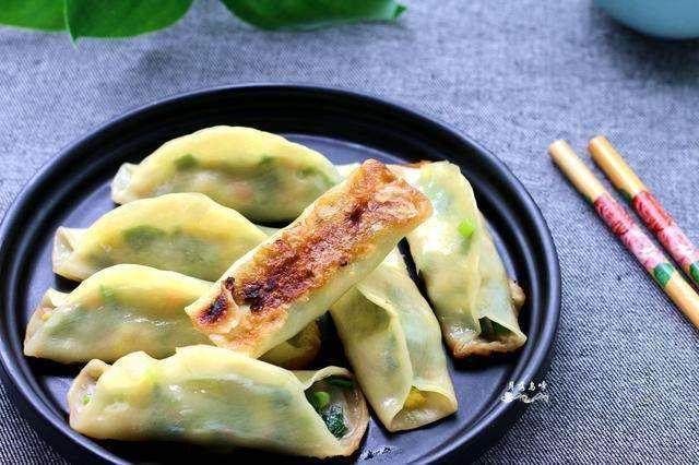 昨天5元钱买了一把韭菜,加了2个鸡蛋,做了韭菜鸡蛋馅的锅贴.
