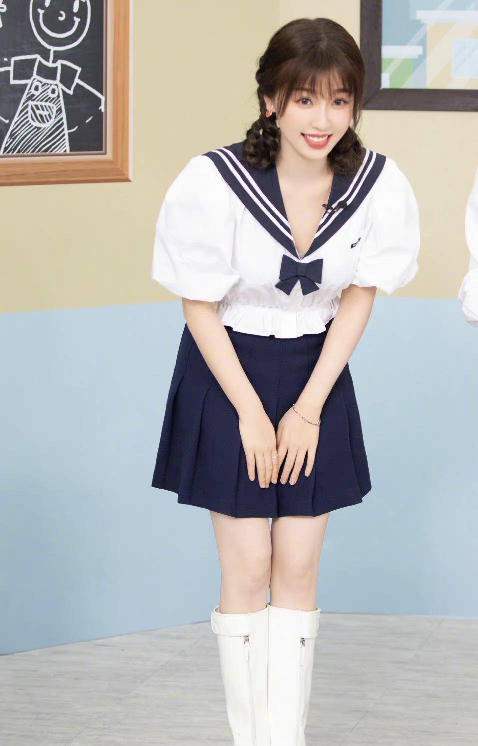 原创虞书欣制服写真蓝白海军服配双马尾俏皮可爱坐在机车上好帅