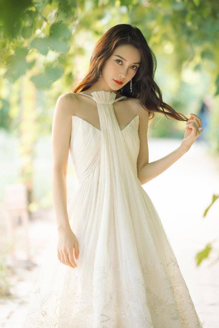 angelababy最新写真曝光,仲夏庭院身穿白色长裙女神范十足