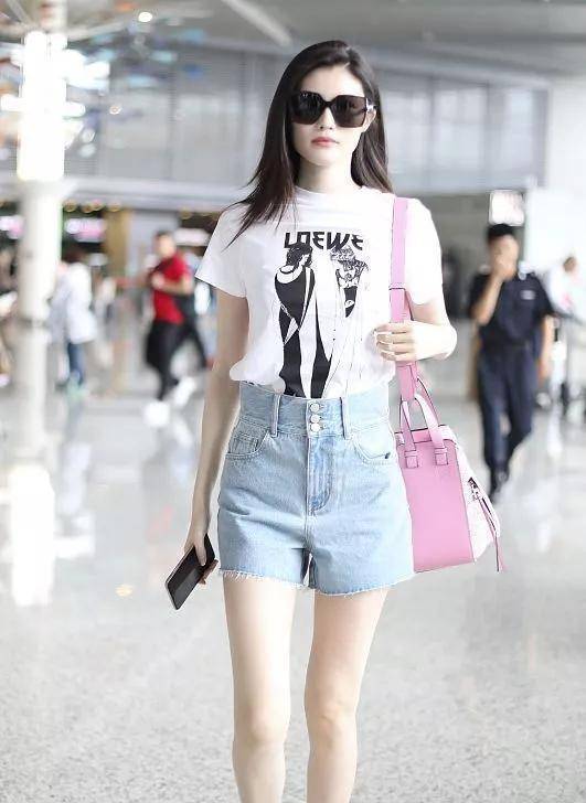 白t恤蓝色牛仔短裤经典又时尚许龄月教你这个夏天的清凉穿法