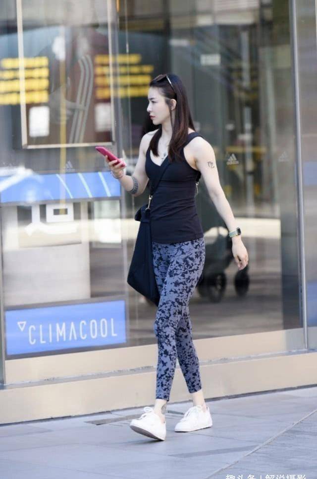 原创路人街拍美女简单的背心搭配印花时尚裤有一种古典的美感