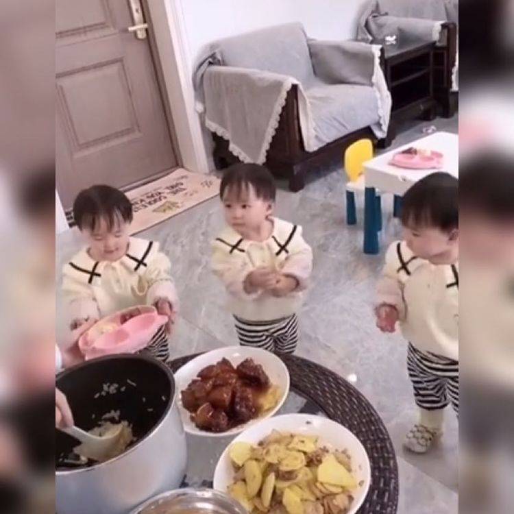 三胞胎宝宝排队“打饭”火了，网友：爸爸的有序管理真的是很到位