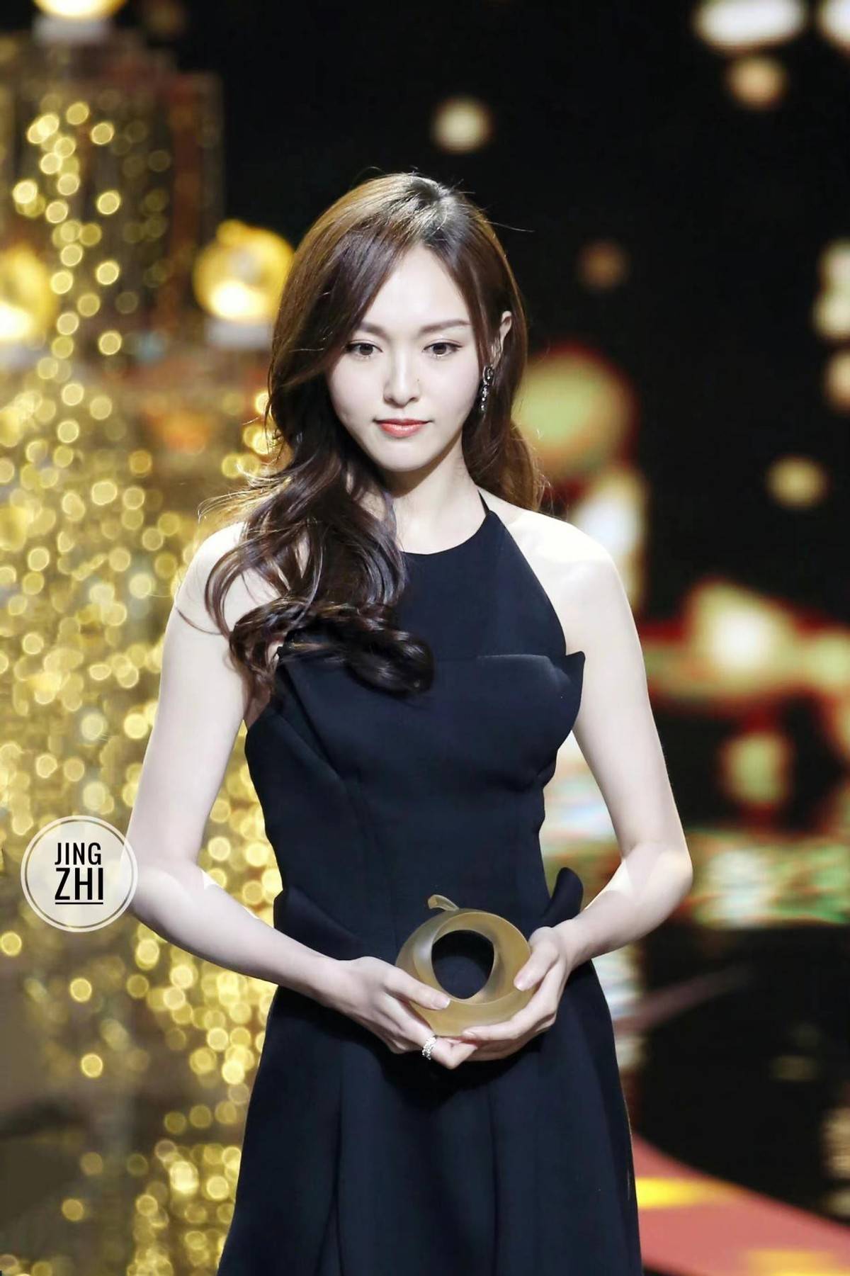 原创唐嫣九头身比例不输超模黑色挂脖裙尽显高贵优雅气质绝了