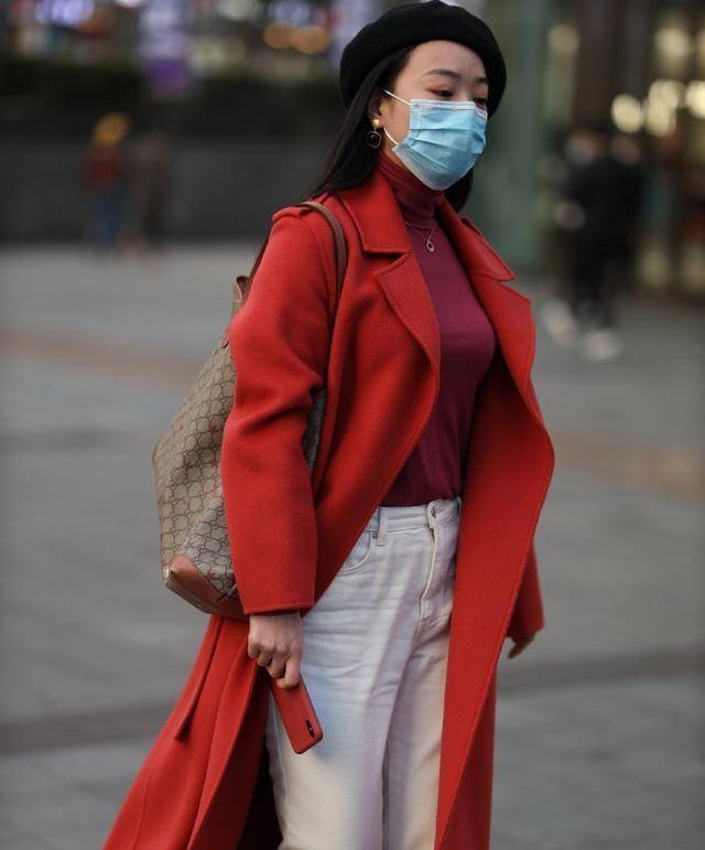红色风衣搭配白色时尚裤,时尚洒脱,小仙女的首选_毛衣_外套_组合