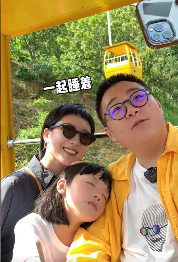 郝劭文一家三口逛公園,老婆漂亮女兒可愛,女兒喊爸阿文一臉幸福_網友