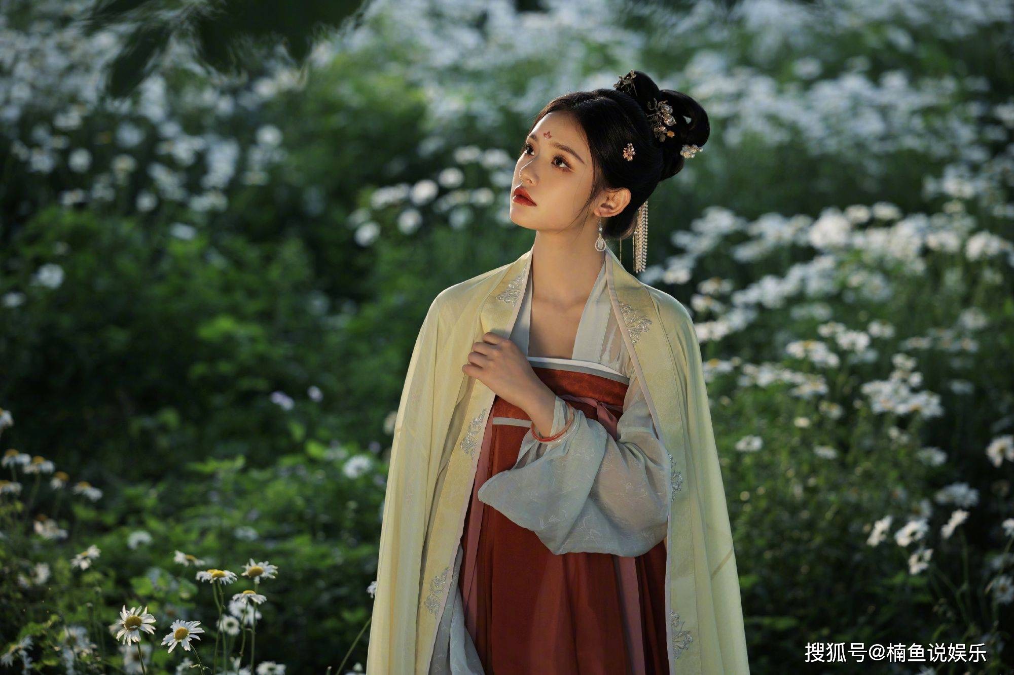 非常适合大浓妆,现代造型根本衬托不出她身上的气质,一道弯弯柳叶眉