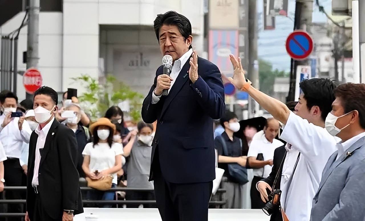 安倍晋三遇袭现场一双美腿意外入镜美女保镖石田萌美被迫背锅