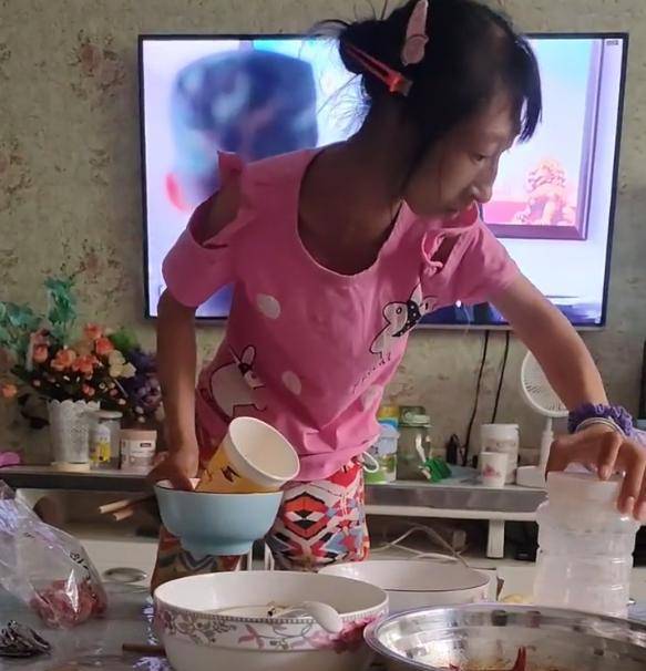 34岁袖珍女孩小晓沦为赚钱工具?