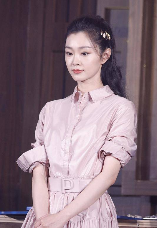 原创宋轶裙子有点短露出纤细的大长腿很显美又有女人味