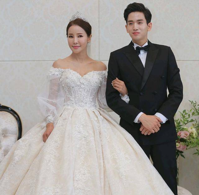 被问婆婆面前为何穿这样,直言是最保守的一套_米娜_身材_老公