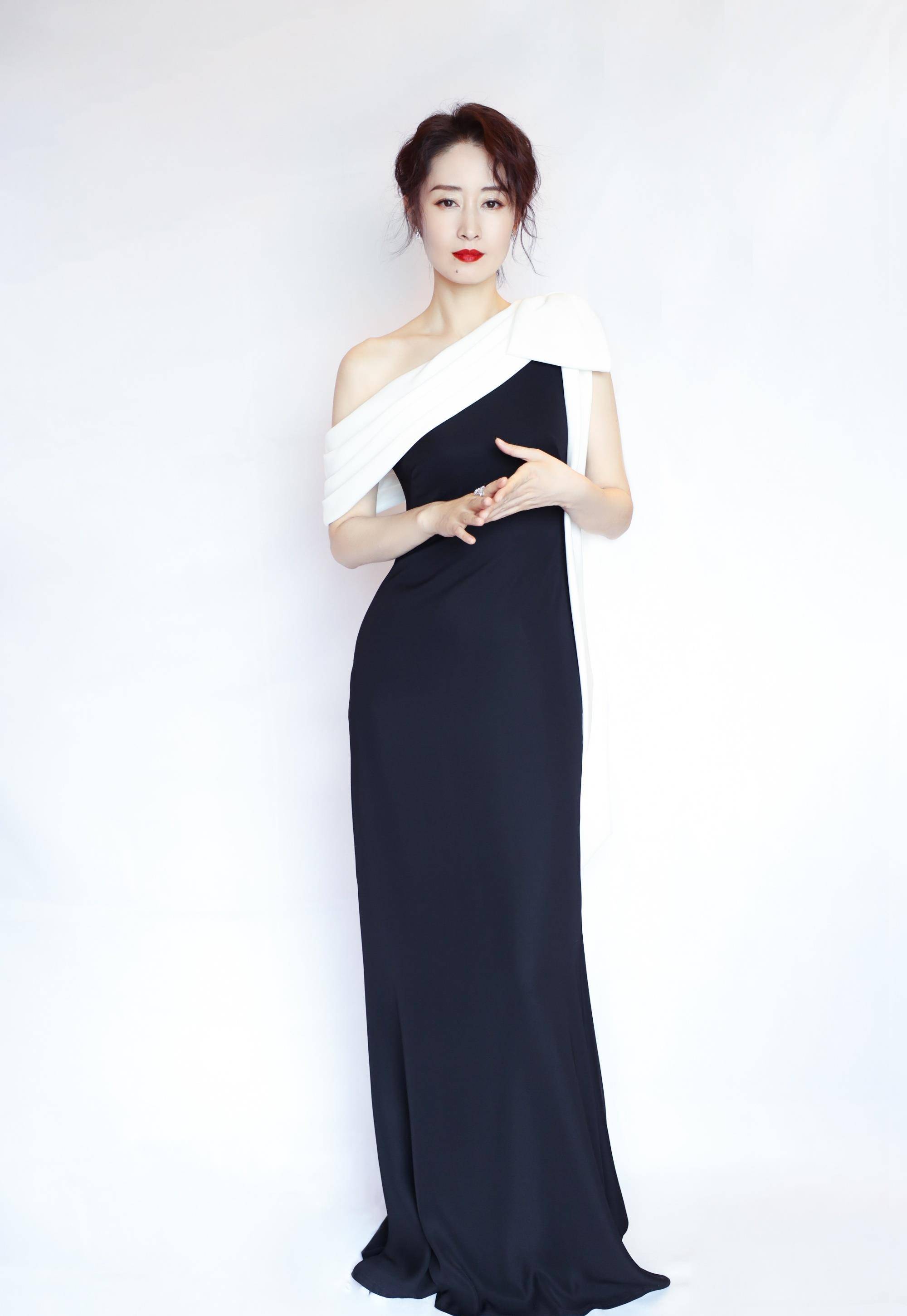 原创44岁刘敏涛成女性穿衣典范就靠这3种穿搭优秀女人都这样穿