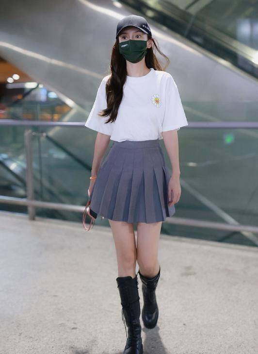 原创刘浩存真舍得破费穿400块jk裙觉得不够惊艳配了条2500多的t恤