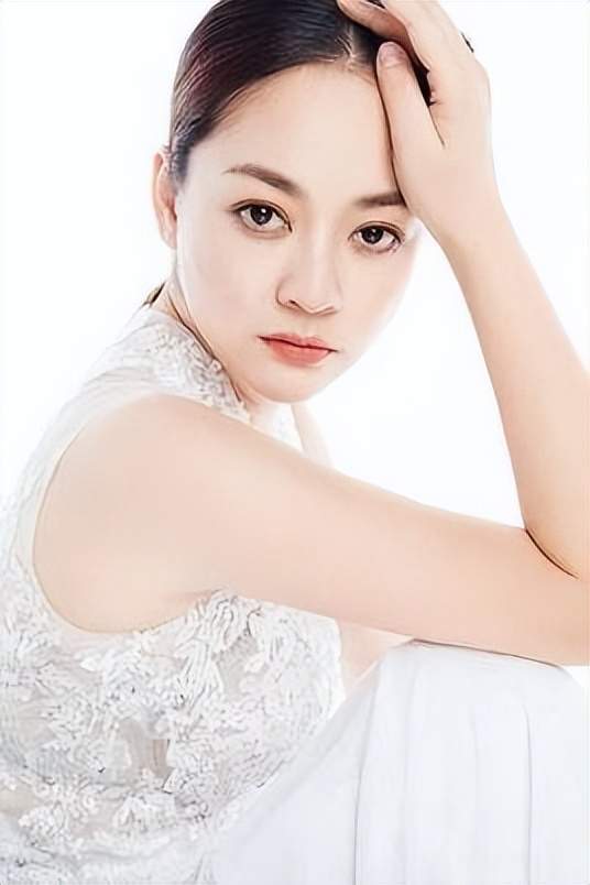 演员陈佳妍与连奕名离婚后独自带女儿的她人生现状怎样