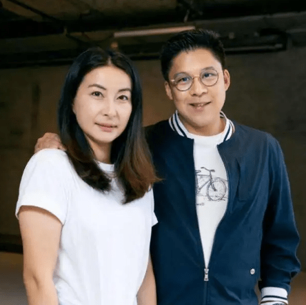 霍启刚偶遇90岁戏骨刘兆铭,半蹲与对方聊天,被夸有教养家风好