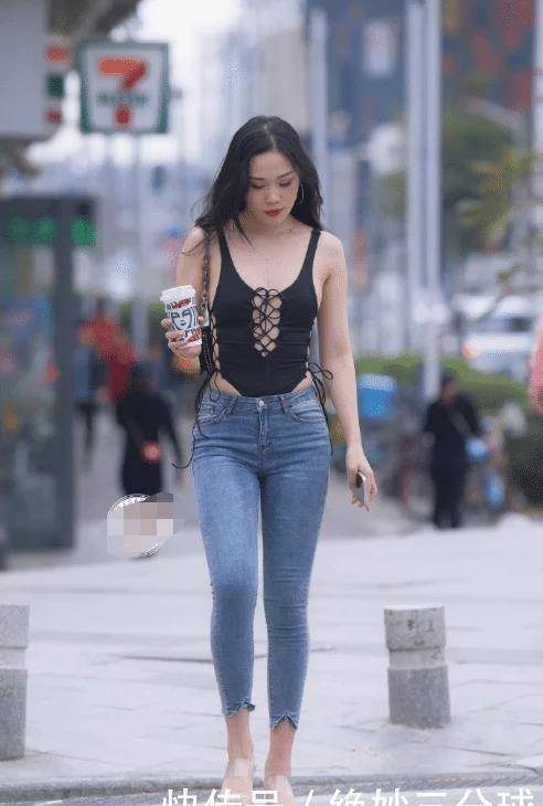 天气越来越热,美女们穿衣服也越来越大胆:牛仔裤穿出"紧身裤"_时尚