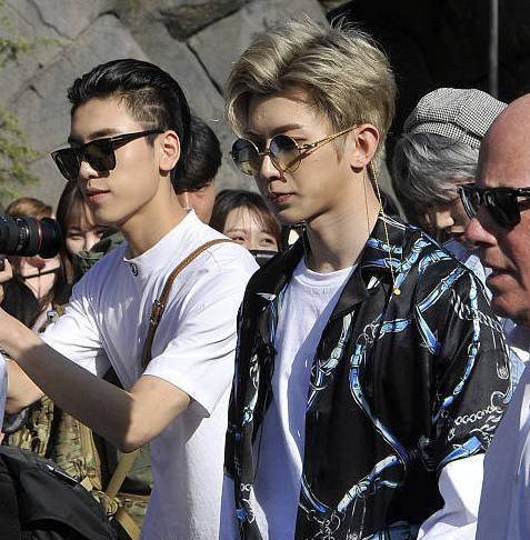 ninepercent顶烈日拍团综,蔡徐坤拿手挡太阳,范丞丞戴绿色发箍_阳光