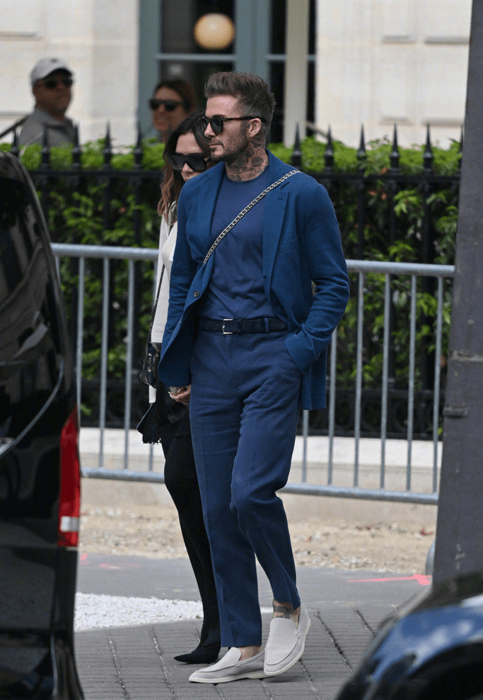 贝克汉姆夫妇被媒体拍到,携手现身巴黎街头,夫妻二人都打扮得漂漂亮亮