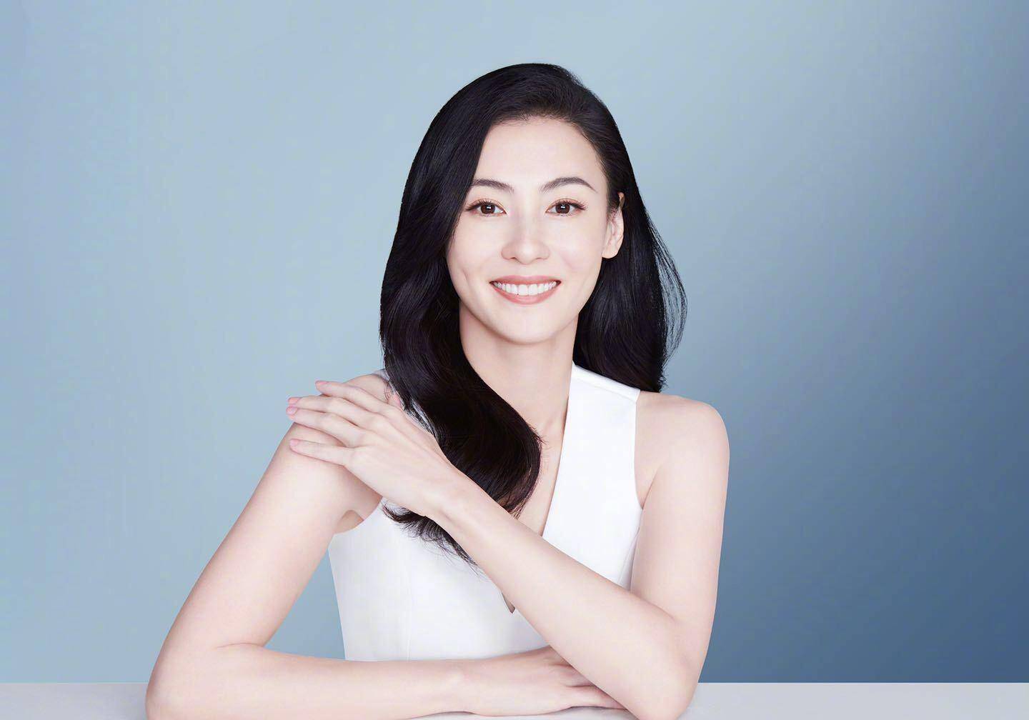 39岁张柏芝和37岁王鸥,同穿白色无袖礼服,输了年龄却赢了气质?