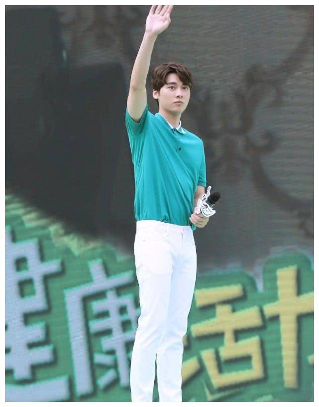李易峰也开始放飞自我了,牛仔背带裤只穿一边,却意外很时髦!