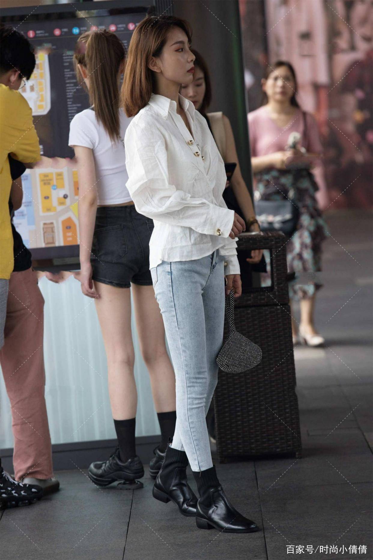 修身牛仔裤搭配马丁靴,又酷又飒,帅气十足_时尚_tips_生活