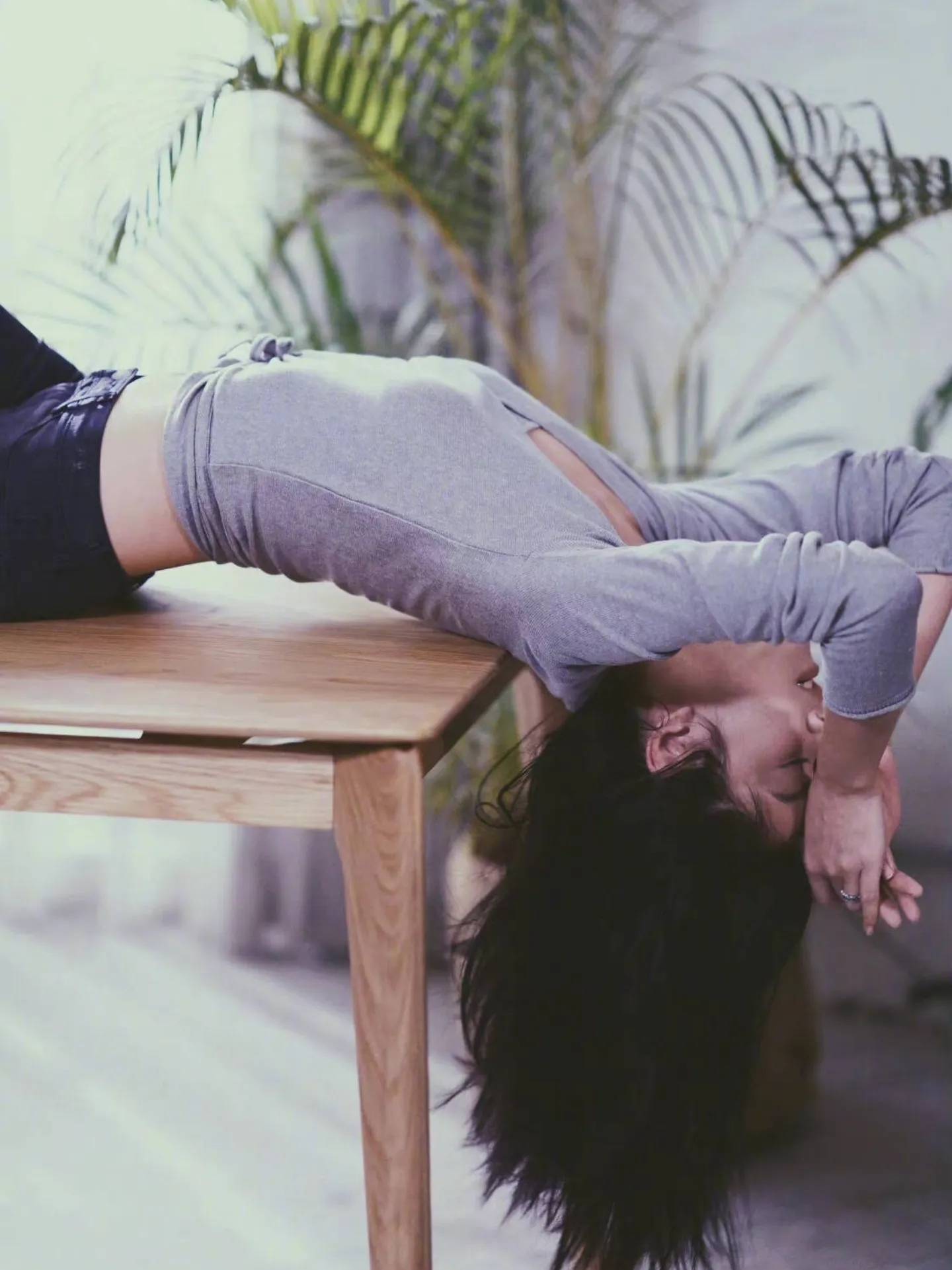 薛凯琪在桌子上练瑜伽身姿优美体态婀娜让人魂牵梦绕