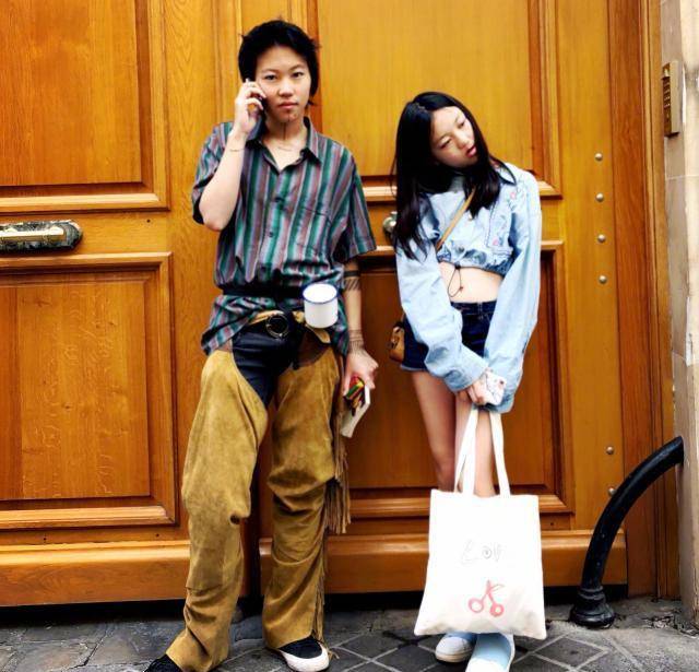 原创             李嫣机场玩下衣失踪，14岁就拥有大长腿，跟王菲一样时尚感满分