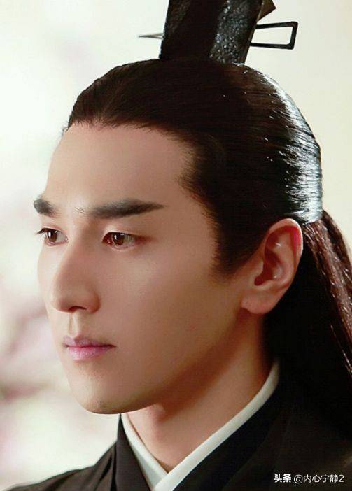 全网一片哗然,纷纷质疑,主要是原著里的夜华帅出天际,和赵又廷的古装