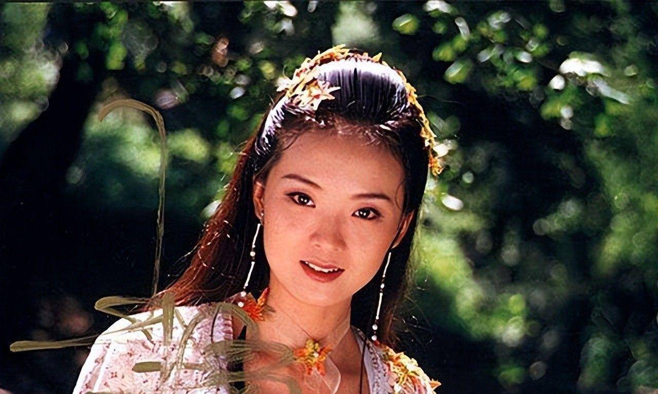 "晴格格"王艳,嫁亿万富豪住故宫旁,她的豪门生活真的卑微吗?