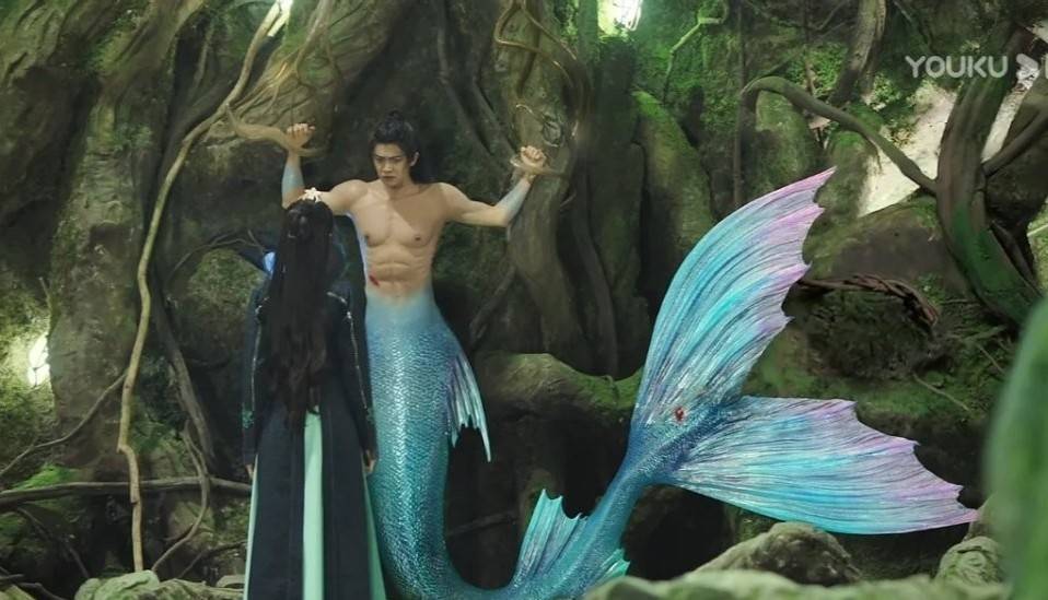 美人鱼"造型,除了特效拉胯到像只花了一毛钱,这个肌肉衣也是让人分