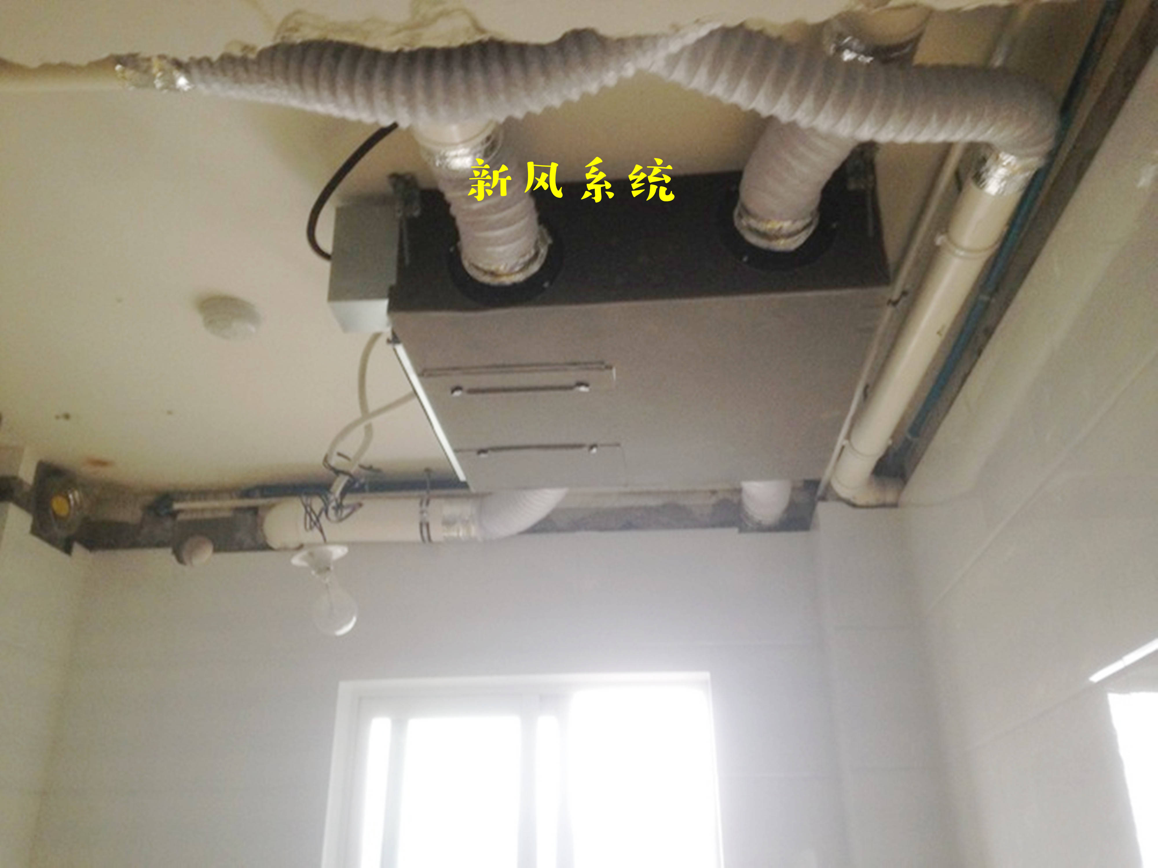 热水器的排烟管,燃气管距离1cm,这也贴得太近了吧!